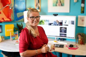 Butikkekspert Gøril Florvaag med en kopp kaffe i hånden på sitt kontor.